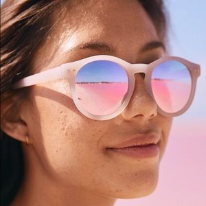 Aerie love goes around sunglasses